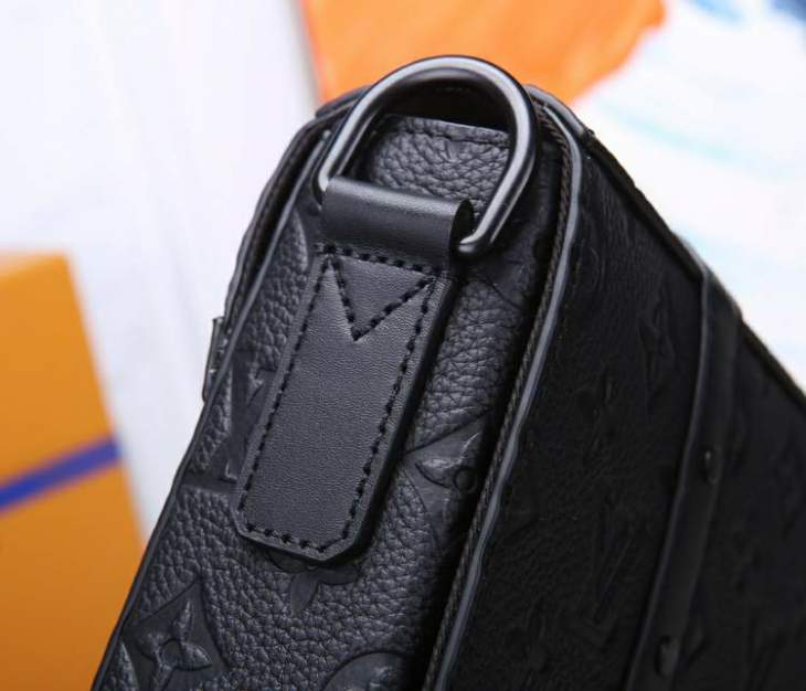 Picture of Louis Vuitton Mens Bags _SKUfw142628377fw